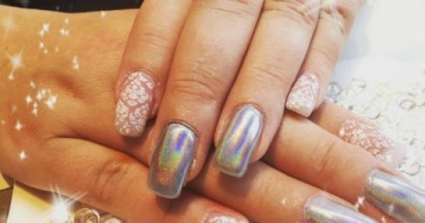 Featured Image for Το νέο κορυφαίο trend στο μανικιούρ: Holographic nails – Προτάσεις και πως να το κάνετε