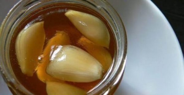 Οι ωφέλειες 7 ημερών με μέλι και σκόρδο με άδειο στομάχι