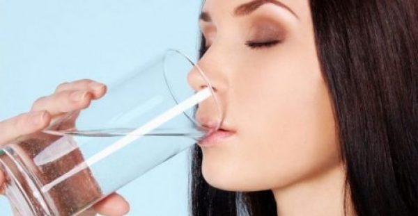 Τι θα συμβεί στο σώμα σας αν πίνετε νερό με άδειο στομάχι για 1 μήνα;