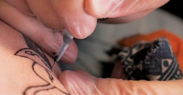 Σήμα κινδύνου για τα τατουάζ, αφού ευνοούν την ύπουλη ασθένεια