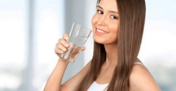 Νερό μετά το γεύμα: Διευκολύνει ή δυσκολεύει την πέψη;