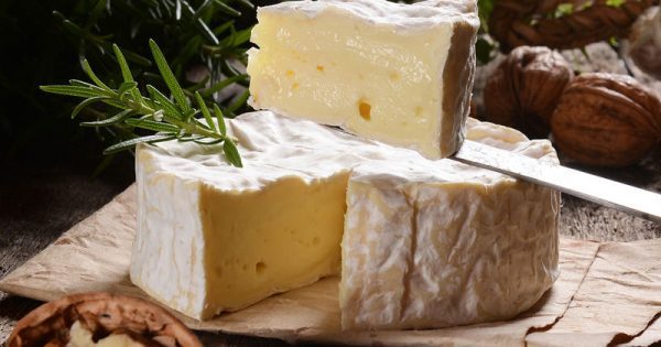 Καμαμπέρ: Όλα όσα πρέπει να γνωρίζετε για το φίνο γαλλικό τυρί