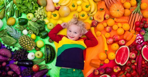 Παιδί και λαχανικά: 5 έξυπνοι τρόποι να τα εντάξετε στη διατροφή του