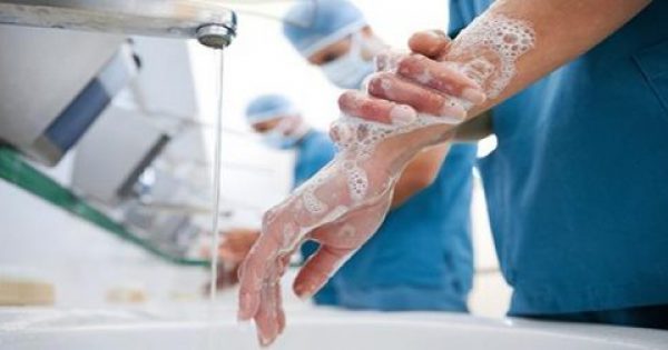 Πώς τα χέρια διασπείρουν μικρόβια στα νοσοκομεία