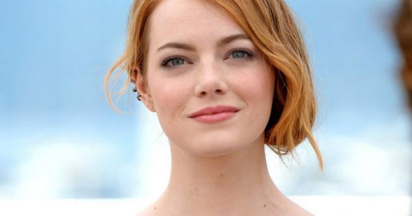 Featured Image for Strawberry blonde. Το καινούριο χρώμα μαλλιών της Emma Stone είναι η νέα τάση στα ξανθά