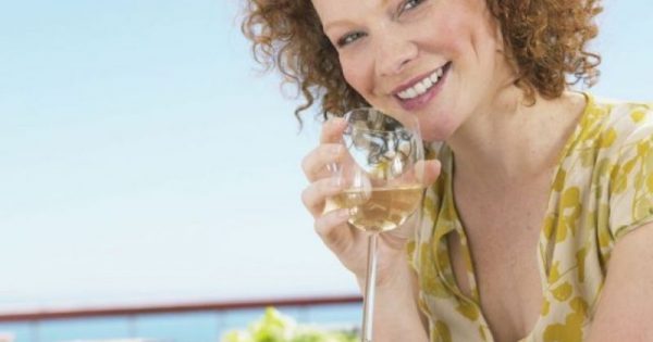 Καρκίνος μαστού: Ακόμα και μισό ποτηράκι κρασί αυξάνει τον κίνδυνο
