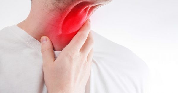 Καρκίνος στον λαιμό: Προσοχή στα «αθώα» συμπτώματα – Αίτια και παράγοντες κινδύνου