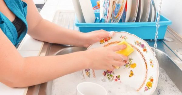 Κάντε το Πλύσιμο των Πιάτων στο Χέρι Παιχνιδάκι με Αυτά τα 7 Tips