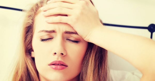 Πρωινός πονοκέφαλος: Πού μπορεί να οφείλεται & τι πρέπει να κάνετε