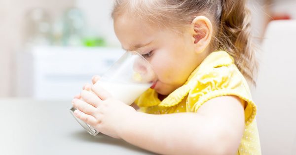 Περισσότερο ψηλώνουν τα παιδιά που πίνουν αγελαδινό αντί για φυτικό γάλα