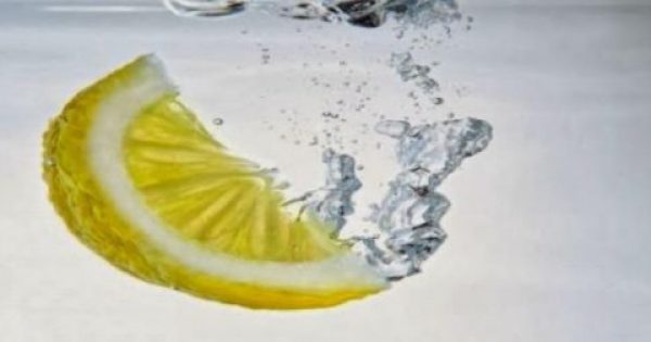 Μύθος ή αλήθεια: Τελικά το νερό με λεμόνι βοηθάει στο αδυνάτισμα;