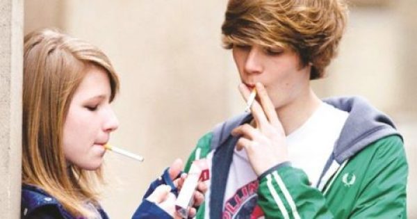 Παιδιά 13 ετών, αντί να παίζουν… καπνίζουν