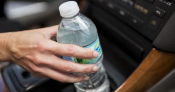 Ο κίνδυνος που υπάρχει από το πλαστικό μπουκάλι νερού που αφήνετε στην ζέστη