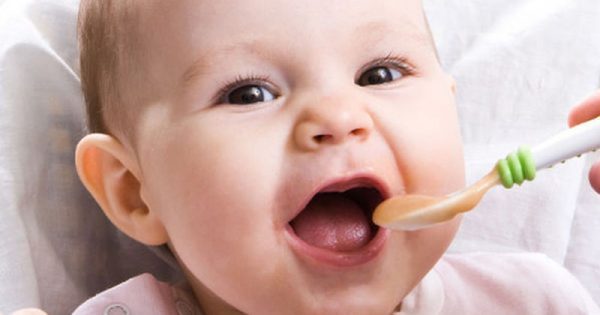 Πώς να δώσετε τις πρώτες στέρεες τροφές στο μωρό