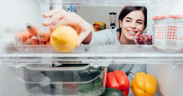 Ποια φρούτα και λαχανικά μπαίνουν στο ψυγείο & ποια μπορείτε να αφήσετε εκτός