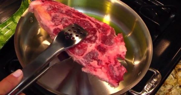 Πώς να τηγανίσετε μια μπριζόλα απευθείας από την κατάψυξη [vid]