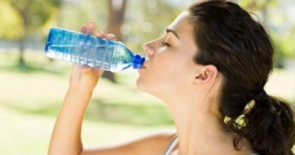 Από τι κινδυνεύετε αν πίνετε νερό από ξαναχρησιμοποιημένο πλαστικό μπουκάλι