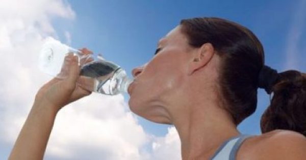 Νερό: Ο ακρογωνιαίος λίθος της ανθρώπινης ύπαρξης – Πόσο πρέπει να καταναλώνετε; (βίντεο)