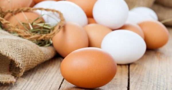 Δείτε σε τι διαφέρουν τα λευκά από τα καφέ αυγά