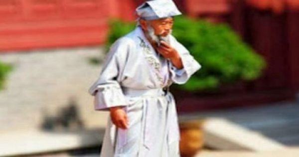 Ο ΙΔΙΟΣ ΕΖΗΣΕ 256 ΧΡΟΝΙΑ! Κινέζος βοτανολόγος αποκαλύπτει τα μυστικά της μακροζωίας