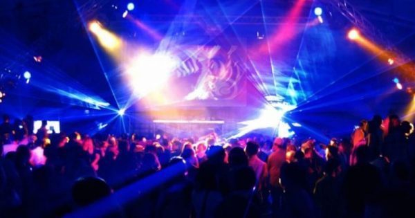 Featured Image for Σε ποια ηλικία κόβεις το clubbing και προτιμάς τον καναπέ;