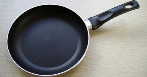 Featured Image for Προσοχή: Πετάξτε αμέσως τα τηγάνια σας που αναγράφουν αυτή την ένδειξη