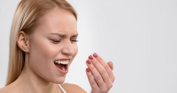Featured Image for Κακοσμία στόματος: Αντιμετώπισέ την με αυτές τις τρεις τροφές