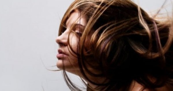 Λιπαρά μαλλιά: Η απλή λύση που δεν σας περνά από το μυαλό