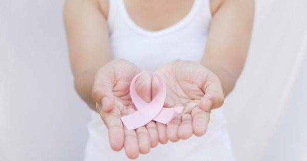 Καρκίνος μαστού: 8 συμπτώματα εκτός από το εξόγκωμα στο στήθος