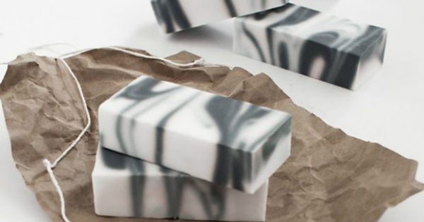 Featured Image for DIY: Nα πώς θα Φτιάξετε «Μαρμάρινο» Σαπούνι