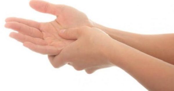 Μούδιασμα χεριών: Αυτές είναι οι πιθανές αιτίες Featured Image for Μούδιασμα χεριών: Αυτές είναι οι πιθανές αιτίες