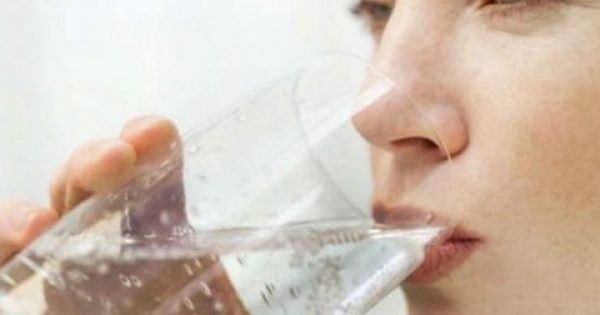 Τι συμβαίνει στο σώμα όταν πίνετε νερό με άδειο στομάχι με το που ξυπνάτε