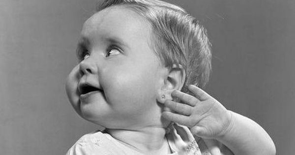Baby piercing: Ποιους κινδύνους κρύβει το τρύπημα των αυτιών ενός παιδιού