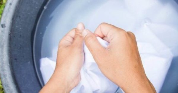 Θα πάθετε πλάκα όταν ΔΕΙΤΕ πως φεύγει η κιτρινίλα από τα λευκά ρούχα! Featured Image for Θα πάθετε πλάκα όταν ΔΕΙΤΕ πως φεύγει η κιτρινίλα από τα λευκά ρούχα!