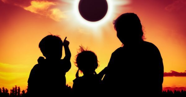 Featured Image for Έκλειψη ηλίου: Πώς να την δείτε με ασφάλεια αν δεν έχετε τα ειδικά γυαλιά [vid]