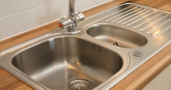 Κίνδυνος θανάσιμης μόλυνσης από τον ανοξείδωτο μεταλλικό νεροχύτη στην κουζίνα – Τι έδειξαν οι έρευνες! Featured Image for Κίνδυνος θανάσιμης μόλυνσης από τον ανοξείδωτο μεταλλικό νεροχύτη στην κουζίνα – Τι έδειξαν οι έρευνες!