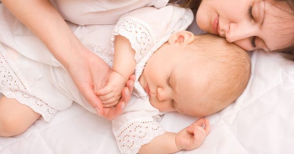 Πρέπει τα μωρά να κοιμούνται σε δικό τους δωμάτιο; Νέα έρευνα δίνει την απάντηση