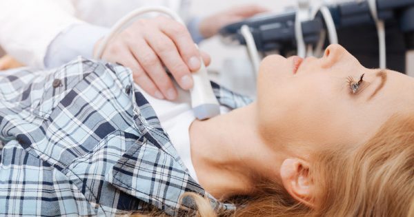 Υπερθυρεοειδισμός: Τι τον προκαλεί και με ποια συμπτώματα εκδηλώνεται Featured Image for Υπερθυρεοειδισμός: Τι τον προκαλεί και με ποια συμπτώματα εκδηλώνεται