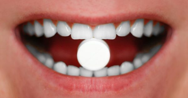 Πώς η ασπιρίνη μπορεί να κλείσει τις τρύπες στα δόντια!