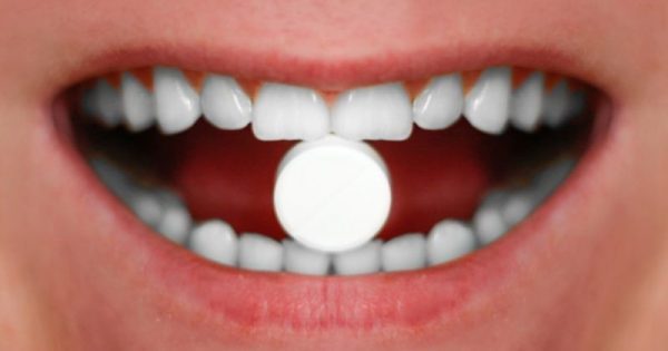 Πώς η ασπιρίνη μπορεί να κλείσει τις τρύπες στα δόντια!!!