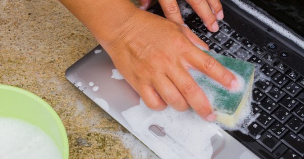 Featured Image for Πληκτρολόγιο: Είναι γνωστή εστία μικροβίων – Πώς γίνεται καλύτερα ο καθαρισμός