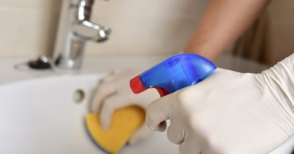 Χρησιμοποιείτε χλωρίνη στο καθάρισμα; Διατρέχετε μεγάλο κίνδυνο υγείας – Τι βρήκαν οι επιστήμονες!
