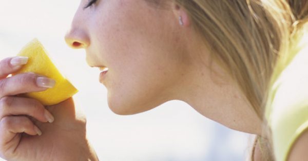 Featured Image for Πάρκινσον: Αν δεν μυρίζετε καλά τα λεμόνια, την κανέλα και την… βενζίνη, μπορεί να είστε στην αρχή της νόσου!