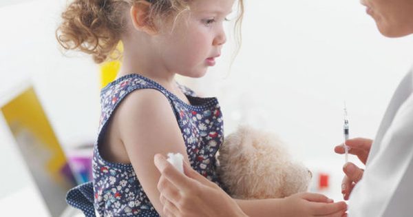Mηνιγγίτιδα Β: 5+1 λόγοι που πρέπει να κάνετε στο παιδί σας το εμβόλιο