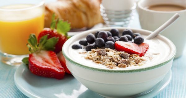 Τέσσερα μικρά λάθη που κάνεις όταν τρως πρωινό και σου προσθέτουν κιλά