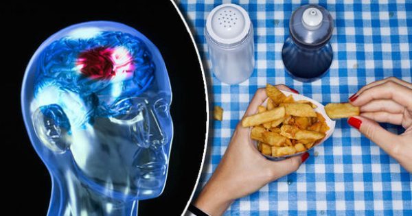 Υπέρταση – Διατροφή: Το είδος φαγητού που προκαλεί εγκεφαλικό επεισόδιο σε νέους ανθρώπους [vid]