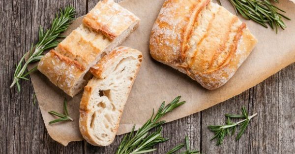 To Τip της Νοικοκυράς: Κάντε το Μπαγιάτικο Ψωμί σας Ολόφρεσκο
