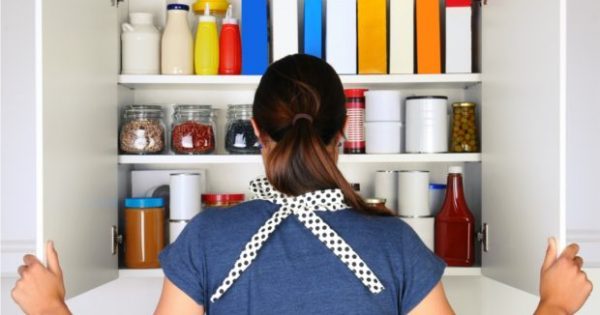 Δείτε 6 Πράγματα που Δεν Πρέπει Ποτέ να Αποθηκεύετε στα Ντουλάπια της Κουζίνας
