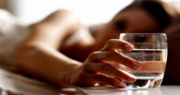 Δείτε τι κινδύνους κρύβει ένα ποτήρι νερό αν μείνει όλο το βράδυ στο κομοδίνο σας
