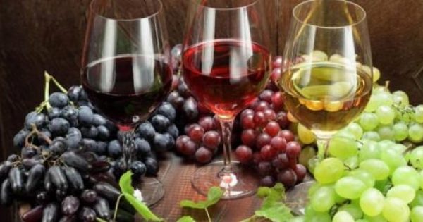 Έρευνα: Τι μας συμβαίνει όταν πίνουμε 1-2 ποτήρια κόκκινο κρασί την ημέρα;